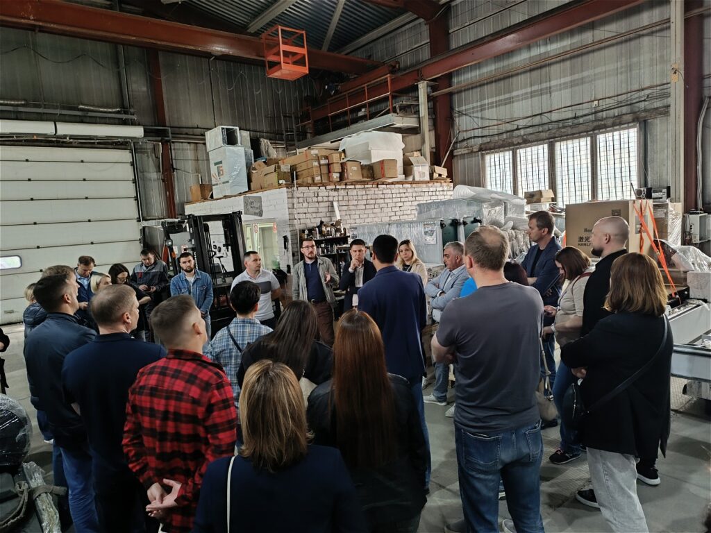 Презентация оборудования ООО"ТопСтанки" 3 24 июля 2025 года в шоуруме компании ТОПСТАНКИ была проведена обучающая экскурсия для руководителей отделов и менеджеров по лизингу компании ООО «Балтийский лизинг».