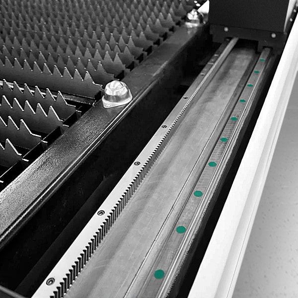 zveno-napravlyayushhie.jpg Лазерный станок с труборезом EG-6020 T6 сменные столы — изображение 6