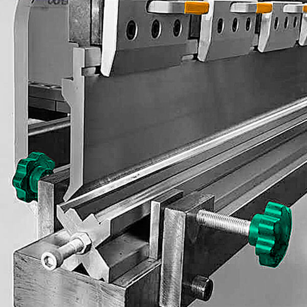 bystrosemnyj-zazhim.jpg Гидравлический листогибочный пресс TS-40/2000 — изображение 3